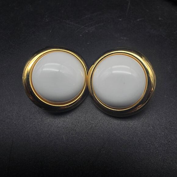 Monet White Round Clip On Earrings Gold Tone Vintage Jewelry - Picture 4 of 7